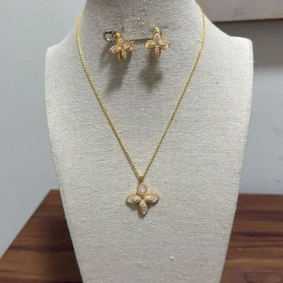 NWOT Clover Flower GoldTone Pendant Necklace & Matching Post Earrings. - Picture 1 of 9